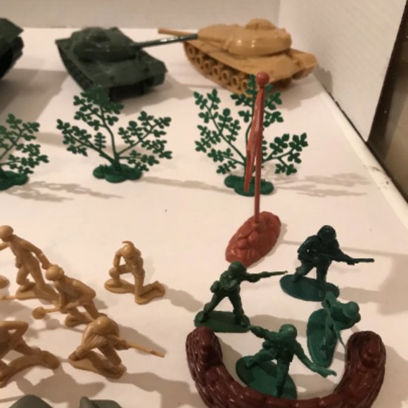 Toy Soldiers Vintage with Moveable Tanks 35 Piece Set Collectors - Picture 3 of 6